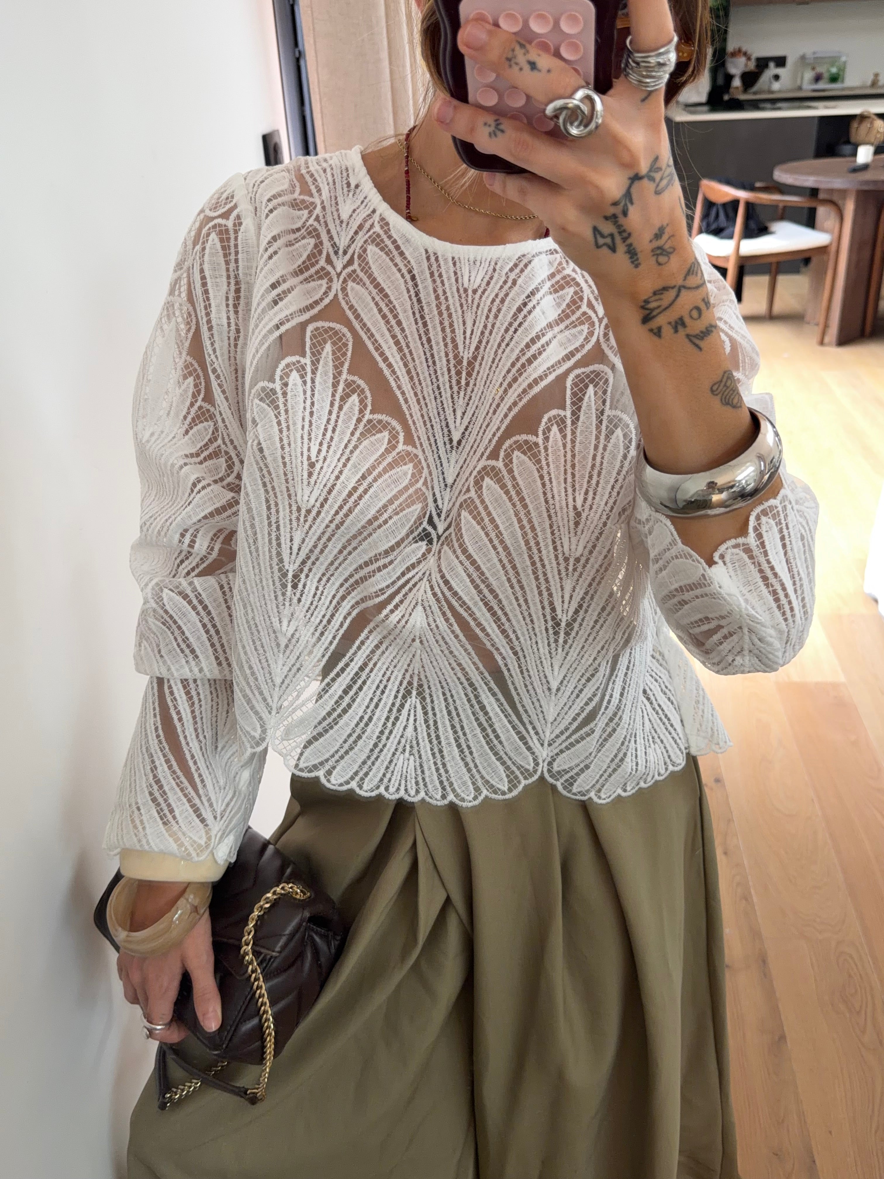 Haut en dentelle dos nu