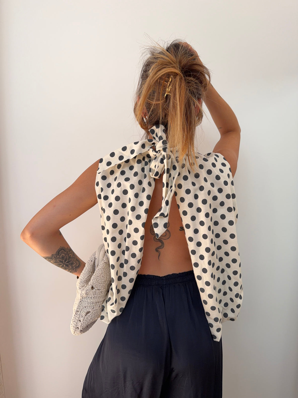 Blouse dos nu à pois - beige et grise