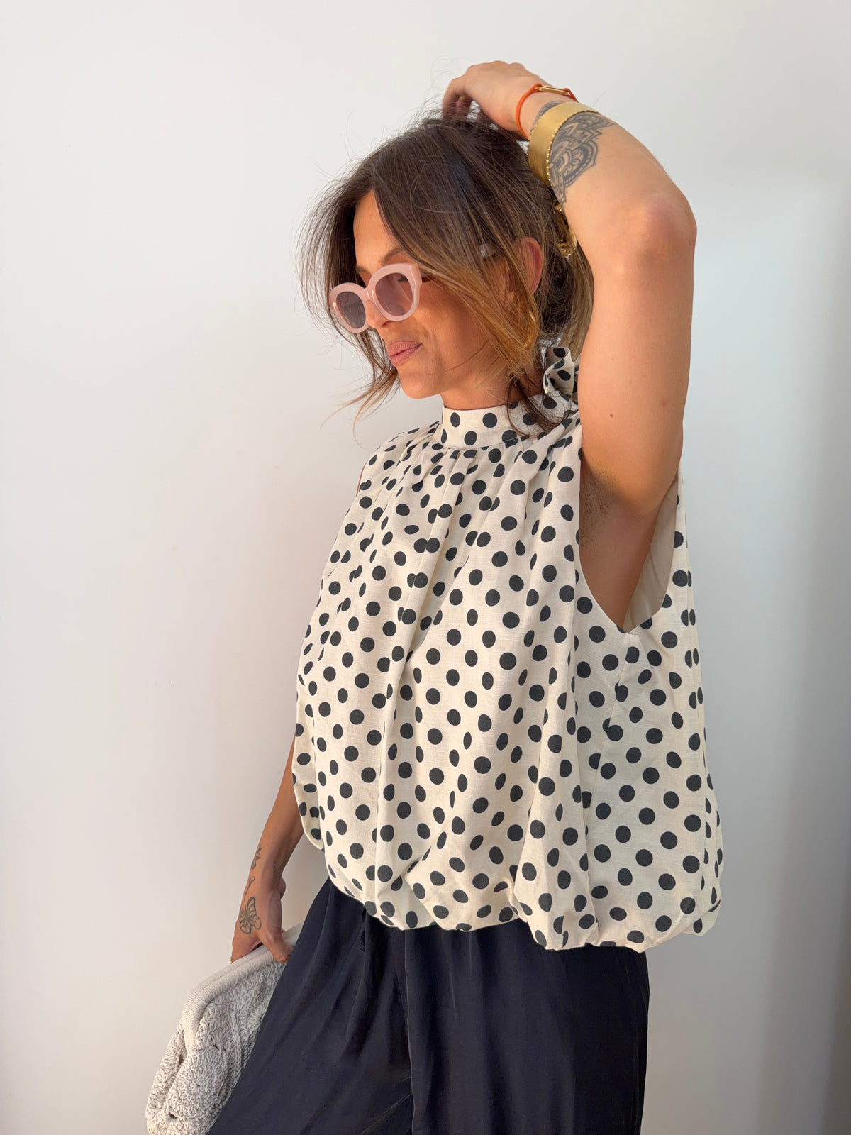 Blouse dos nu à pois - beige et grise