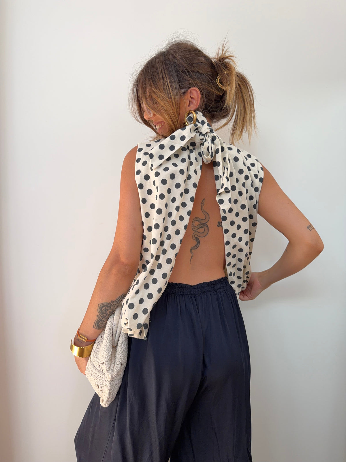 Blouse dos nu à pois - beige et grise