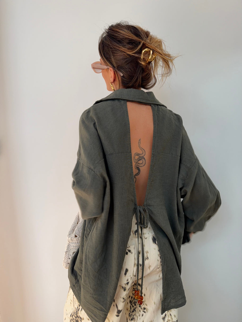 Chemise dos nu en lin - kaki